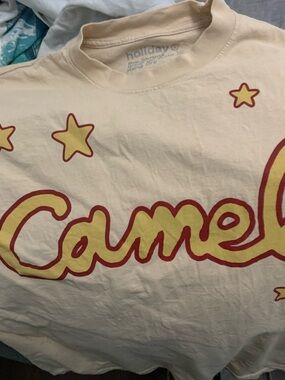 Holiday x 'Camel' Collaboration Star Tee - Yellow & Red Print XL preloved